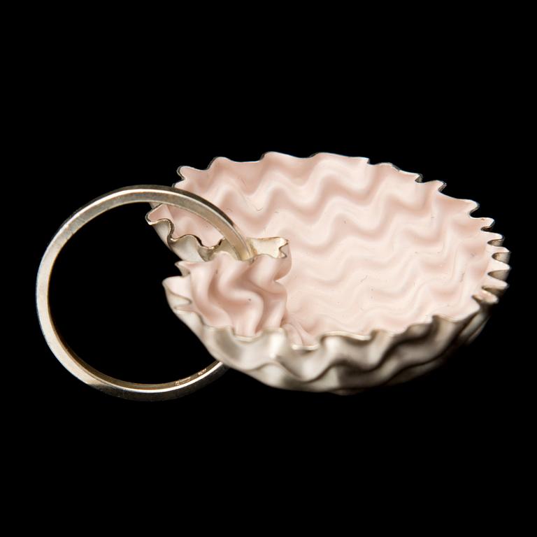 INNI PÄRNÄNEN, RING, "Shelter", etsat vitt silver, målfärg, 2010.