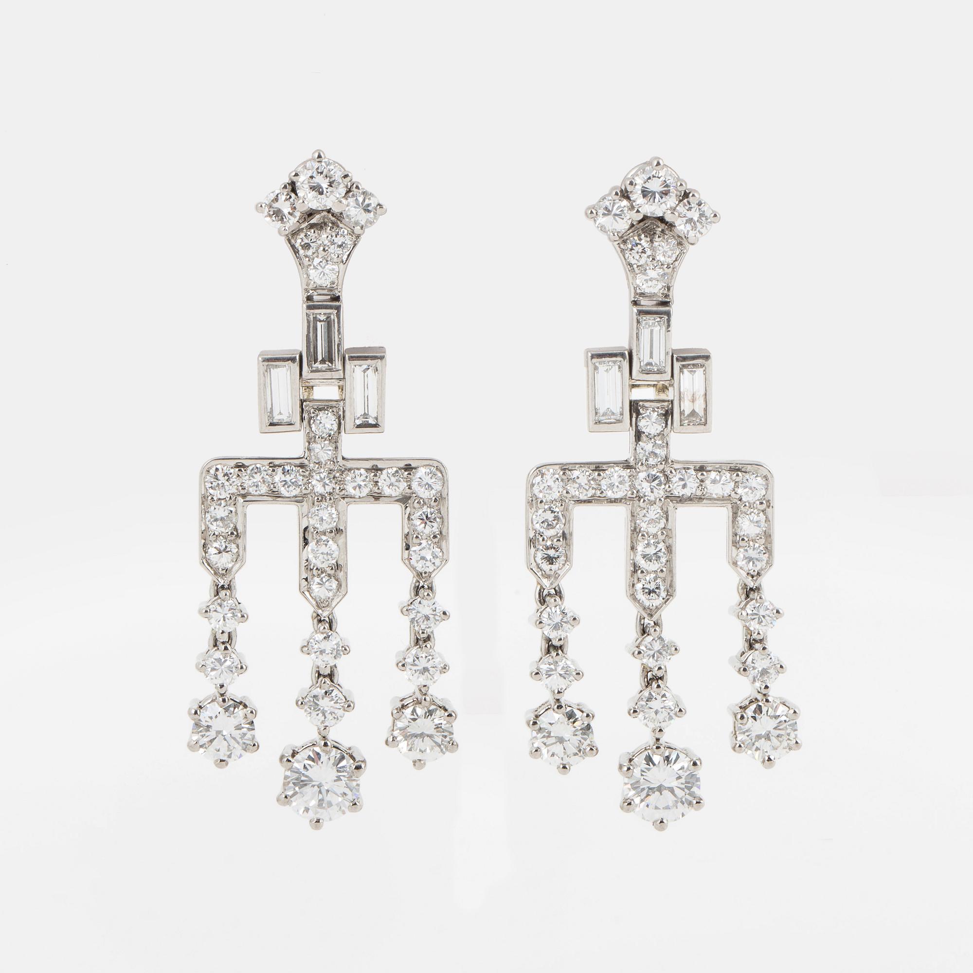 Ett par örhängen med runda briljant- och baguetteslipade diamanter.