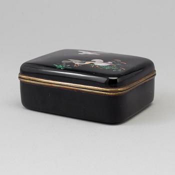 A Japanese box with cover, Meiji period (1868-1912).