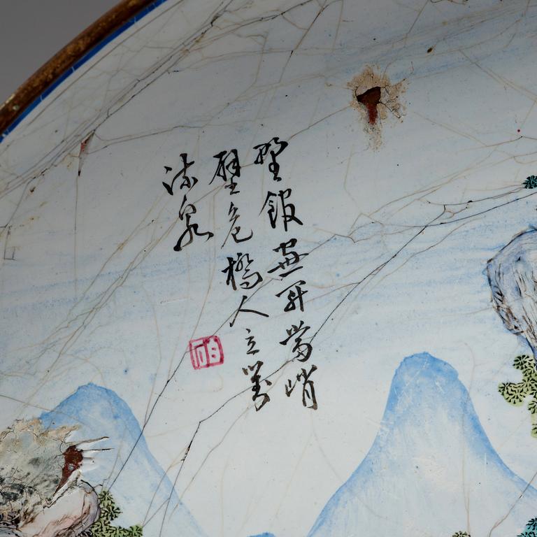 FAT, emalj på koppar. Qingdynastin, omkring 1700, signerad av Zhuju Zhuren, troligen Shen Cunzhou (1629-1709).