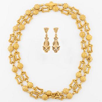 A necklace and a pair of earrings 18K gold, 19th century.