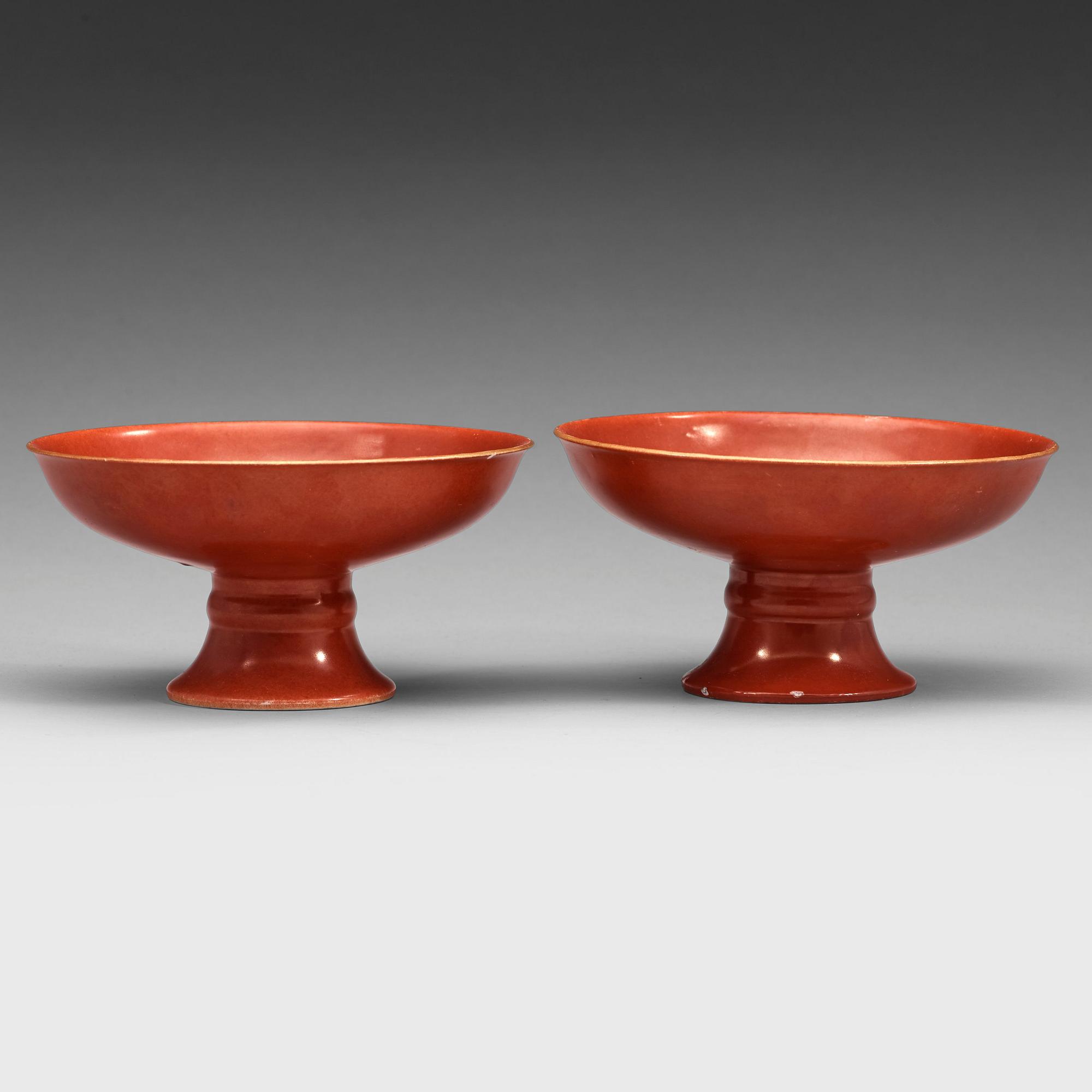 TAZZA, ett par, porslin. Qingdynastin med Qianlongs märke.