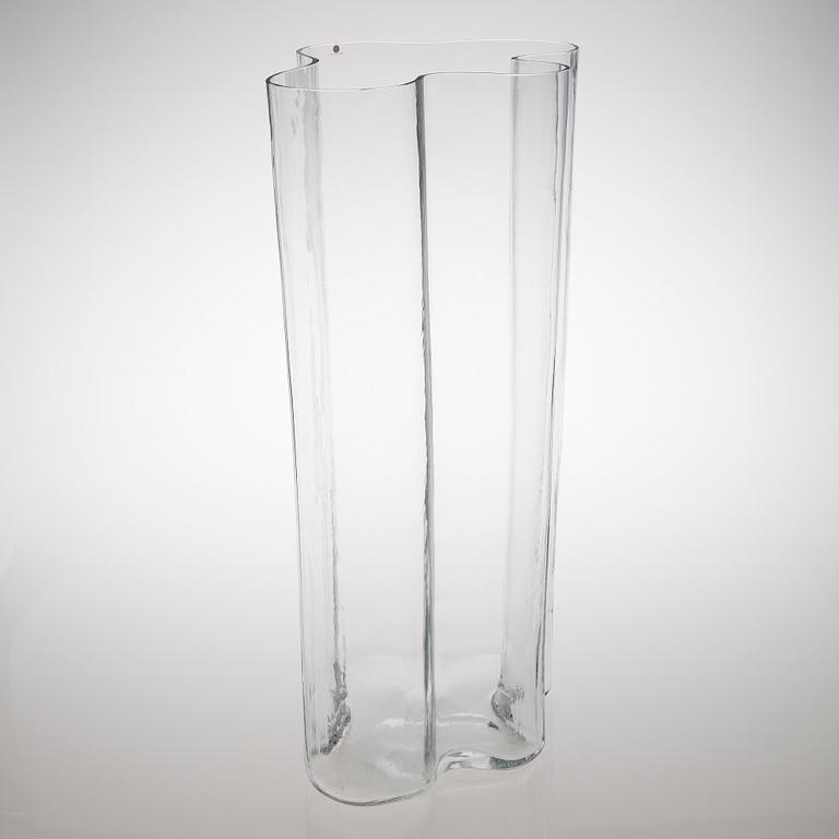 Alvar Aalto, An early 1970s '9753' vase signed Alvar Aalto, Iittala.
