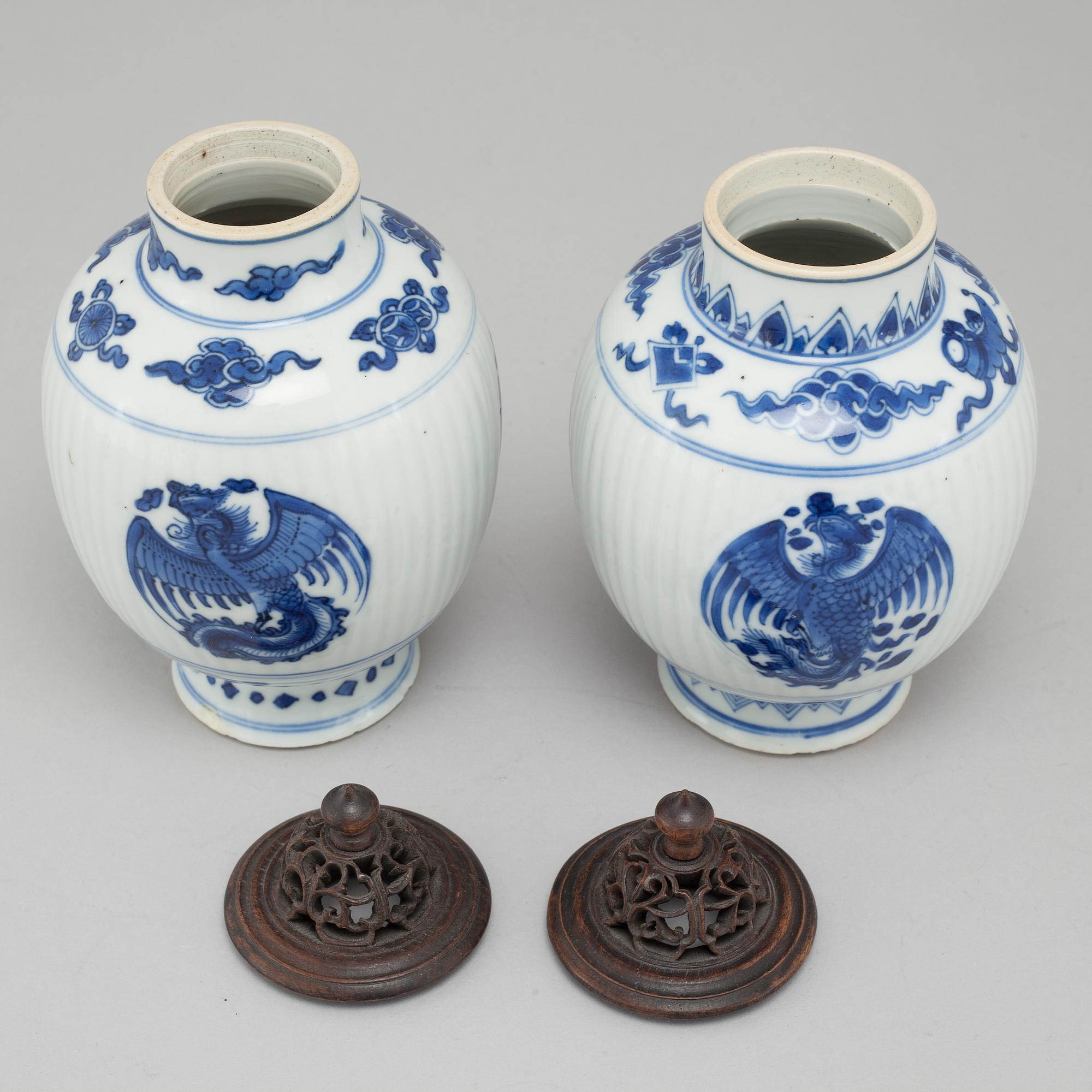 TEKRUKOR, ett par, porslin. Qingdynastin, Kangxi (1662-1722).