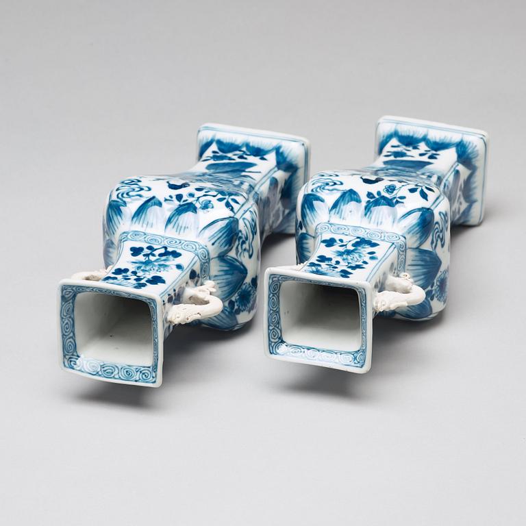 A pair of blue and white vases, Qing dynasty, Kangxi (1662-1722).