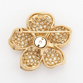 An 18K gold brooch/pendant with  brilliant-cut diamonds. Finnish import marks 1982.