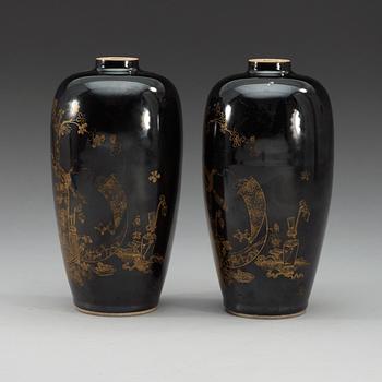 A pair of vases, late Qing dynasty.
