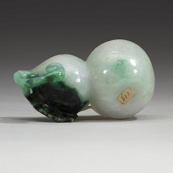 A carved nephrite brush washer, late Qing dynasty (1644-1912).