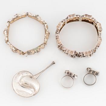 MATTI J HYVÄRINEN, 5 pieces silver, 2 bracelets, pendant, 2 rings.