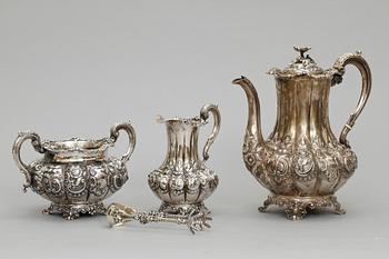 KAFFESERVIS, 3 delar, silver, London, 1800-talets andra hälft, vikt 1744g.