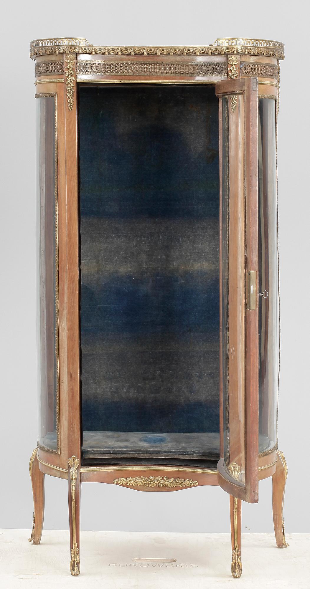 VITRINSKÅP, Louis XVI-stil, 1900-talets första hälft.