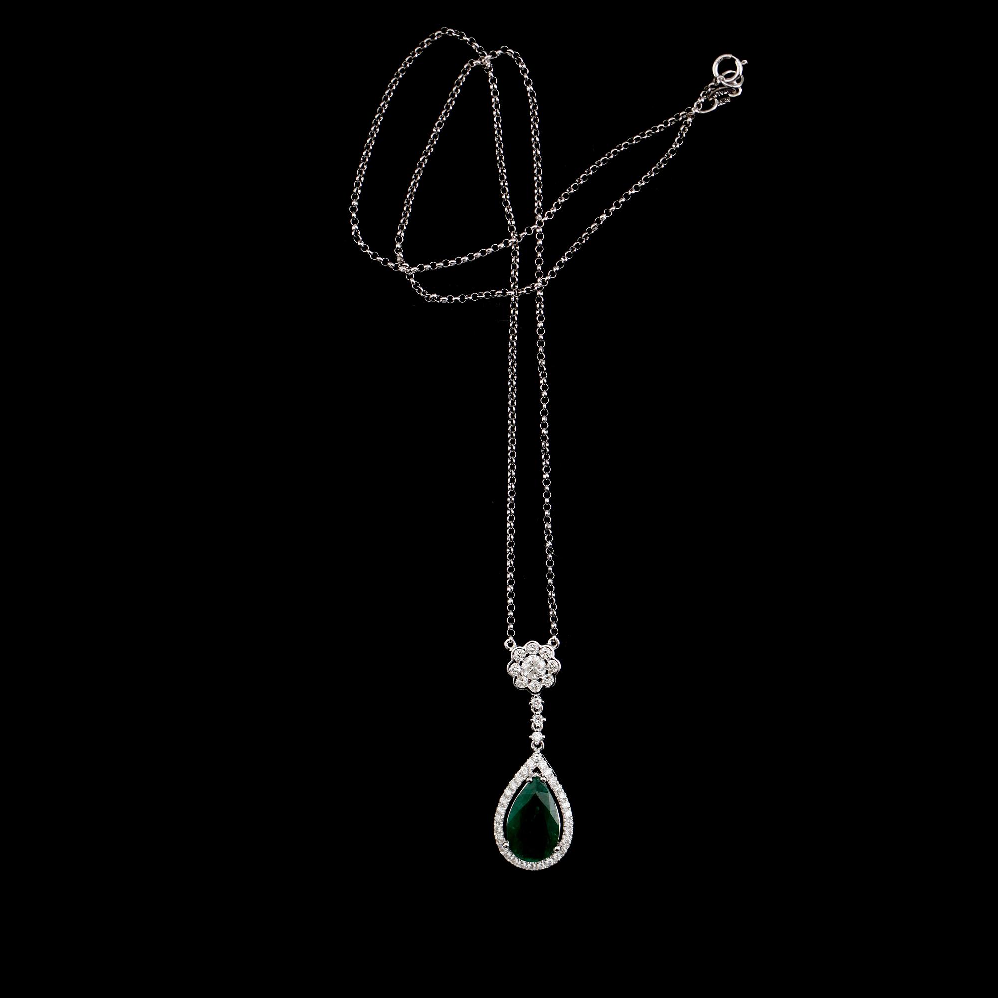 COLLIER, 18 k vitguld, droppformad fasettslipad smaragd, briljantslipade diamanter tot 0.67 ct.
