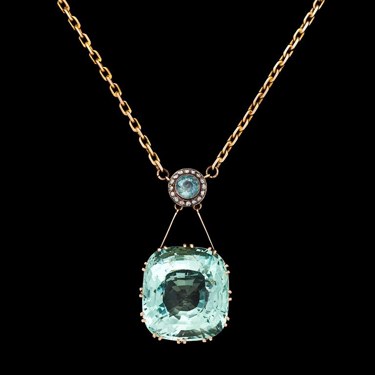 HÄNGSMYCKE, obehandlad fasettslipad akvamarin med rosenslipade diamanter och blå safir. Sekelskifte 1900.