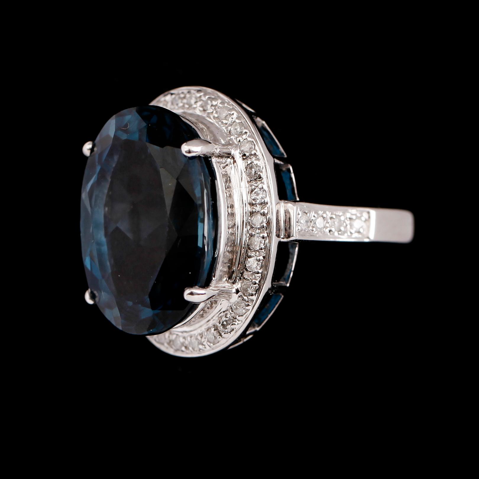 RING, 14 k vitguld, blå topas ca 19.00 ct, diamanter tot ca 0.35 ct.