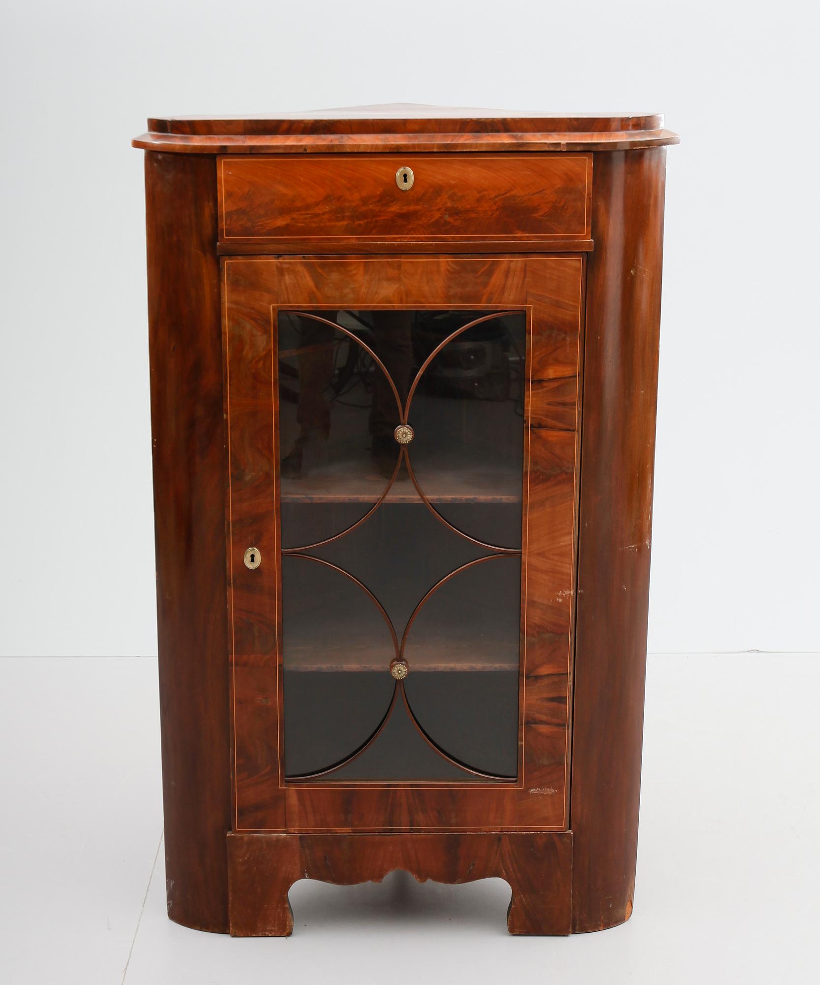 HÖRNVITRINSKÅP, Karl Johan, 1800-talets mitt.