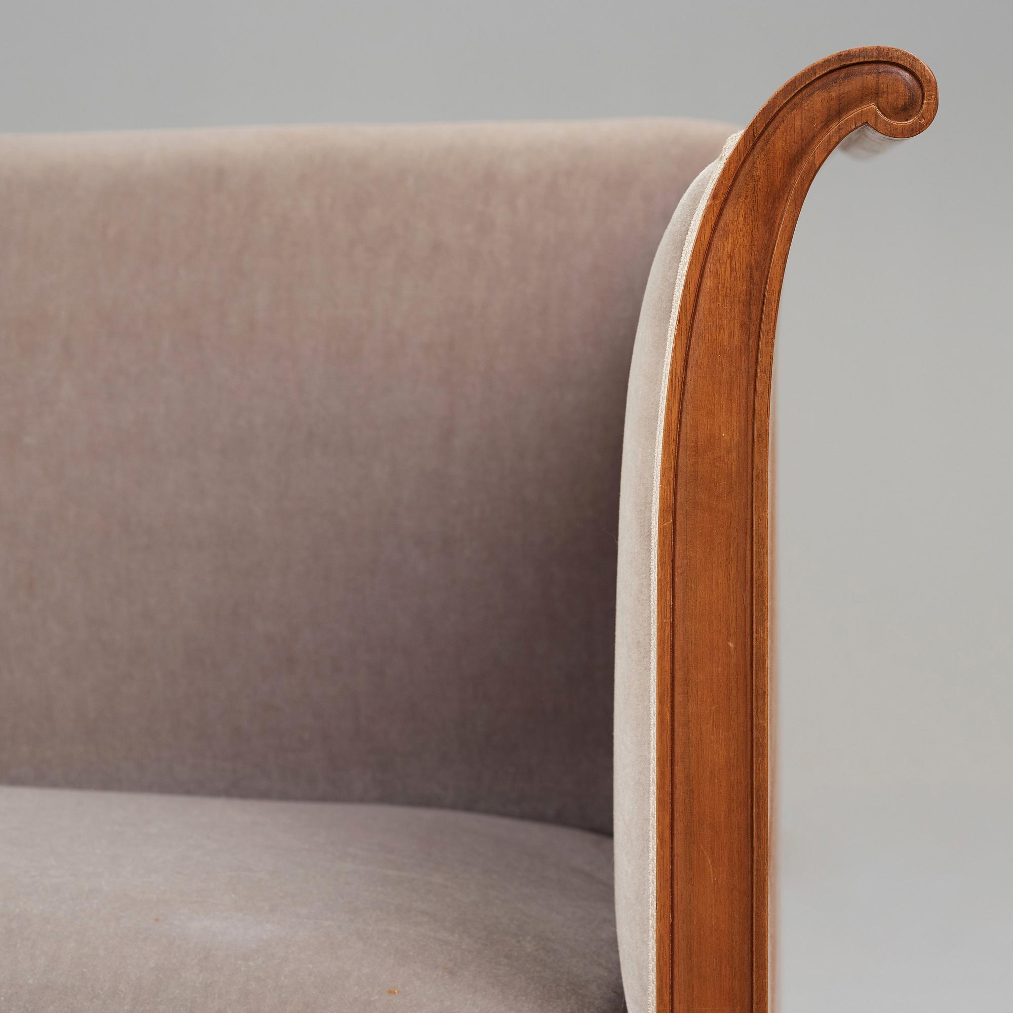Swedish Grace, soffa, 1920-30-tal, enligt uppgift vinst i Stockholm Stads hantverkslotteri 1920-tal.