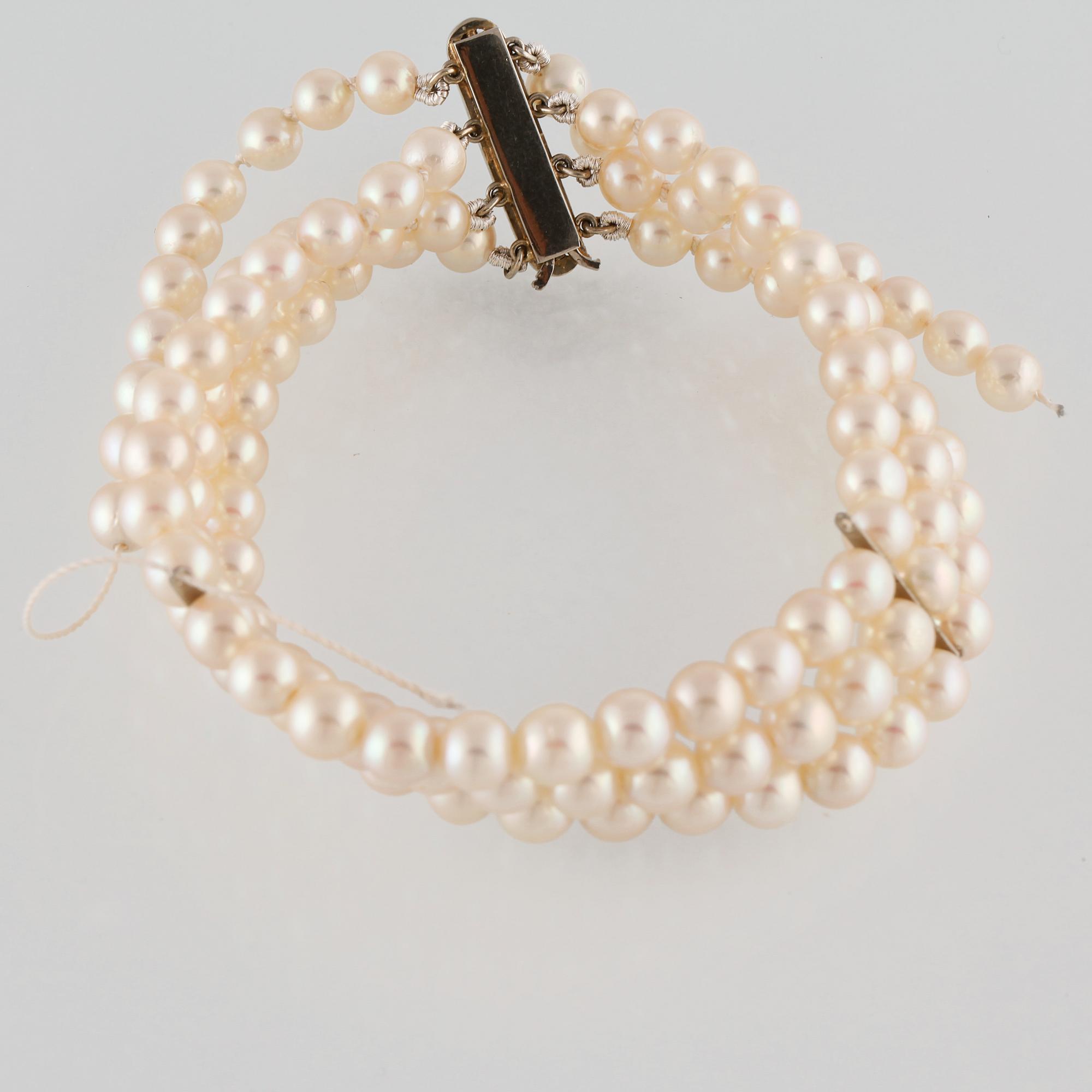 ARMBAND, odlade saltvattenspärlor med lås i 18K vitguld med 6 briljantslipade diamanter ca 0.30 ct.