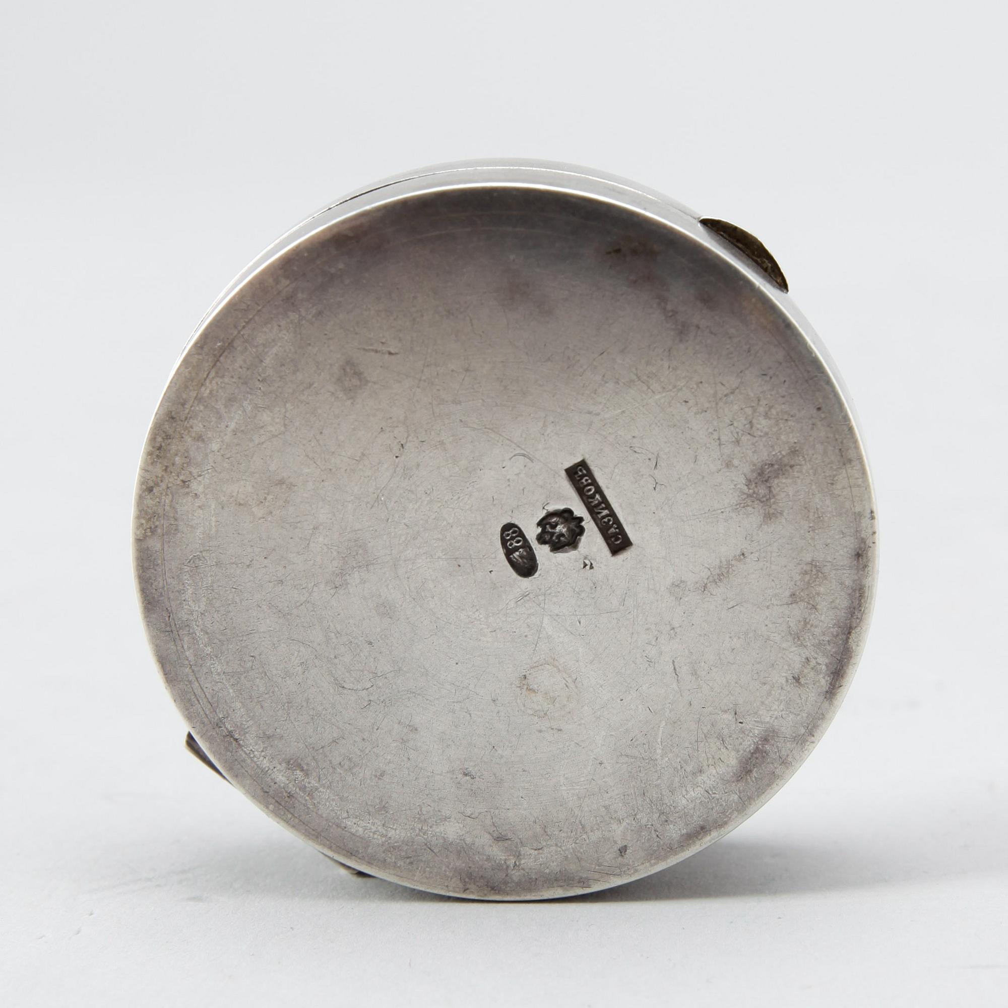 DOSA, silver och emalj, möjligen Sazikov, St Petersburg, Ryssland. Vikt ca 49 gram.