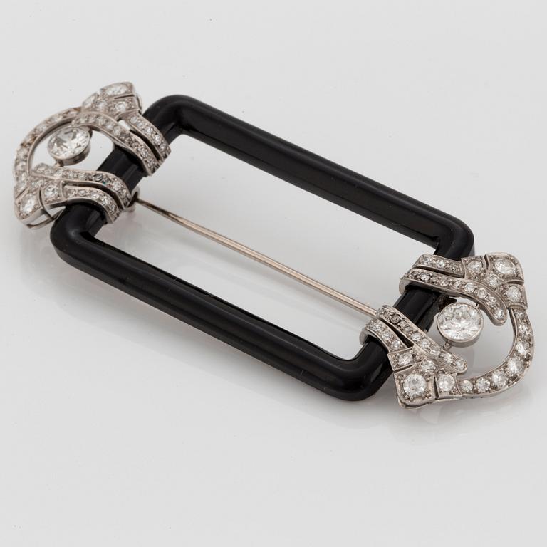 A Janesich Art Deco brooch in onyx and platinum set with old- and eight-cut diamonds.