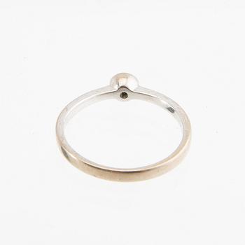 Ring, 18K white gold set with a round brilliant-cut diamond.