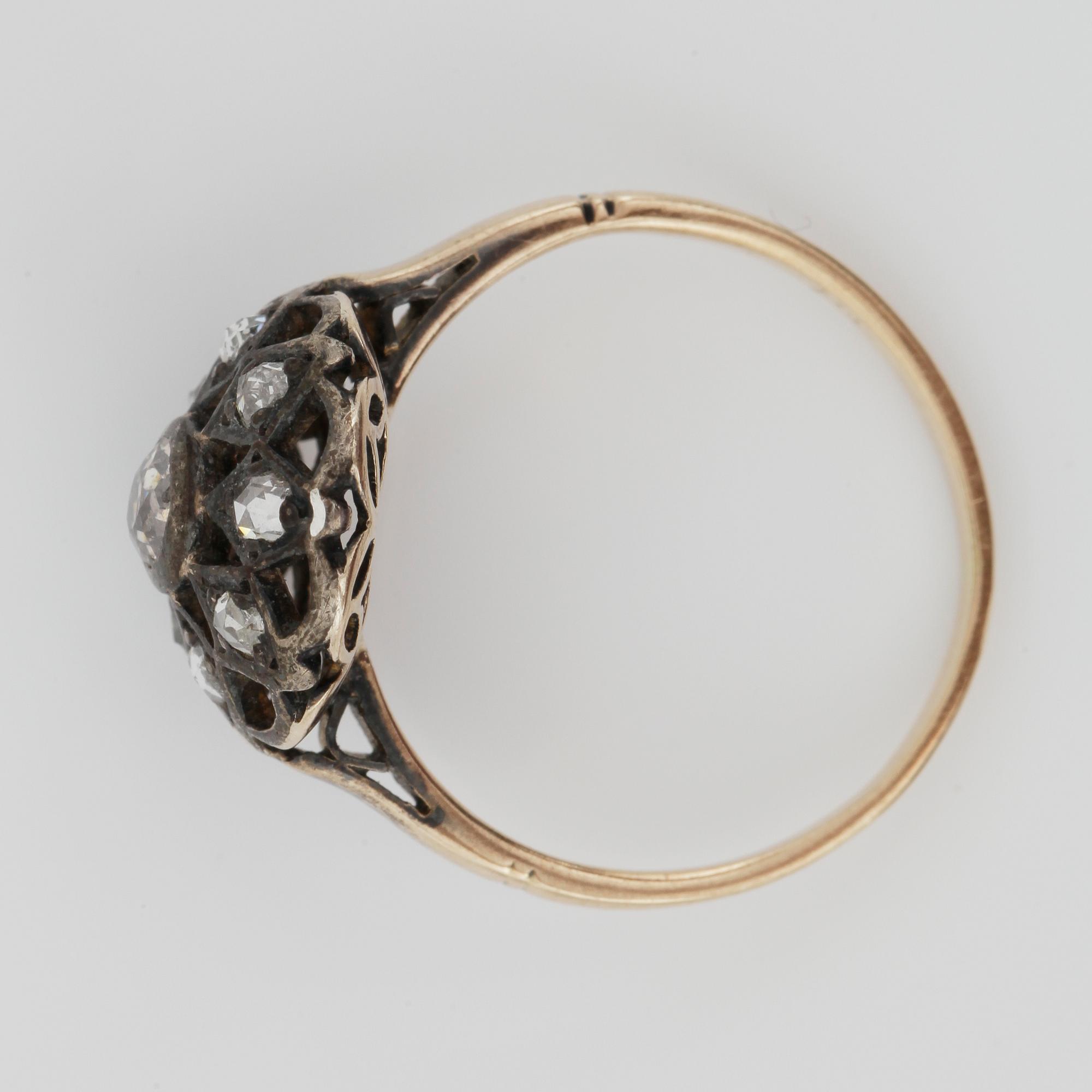 RING, 14K guld samt silver med gammalslipade diamanter. Vikt ca 2,2g.