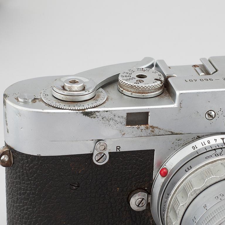 A Leica M2 camera, nr 960.401 Wetzlar, 1959, with accessories.