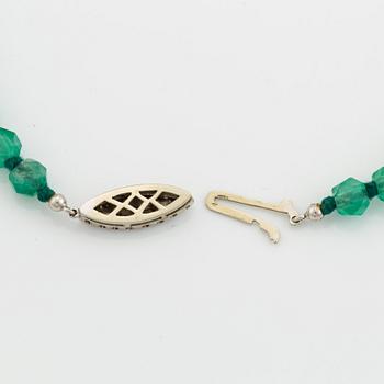 Collier med doserade fasettslipade smaragder.