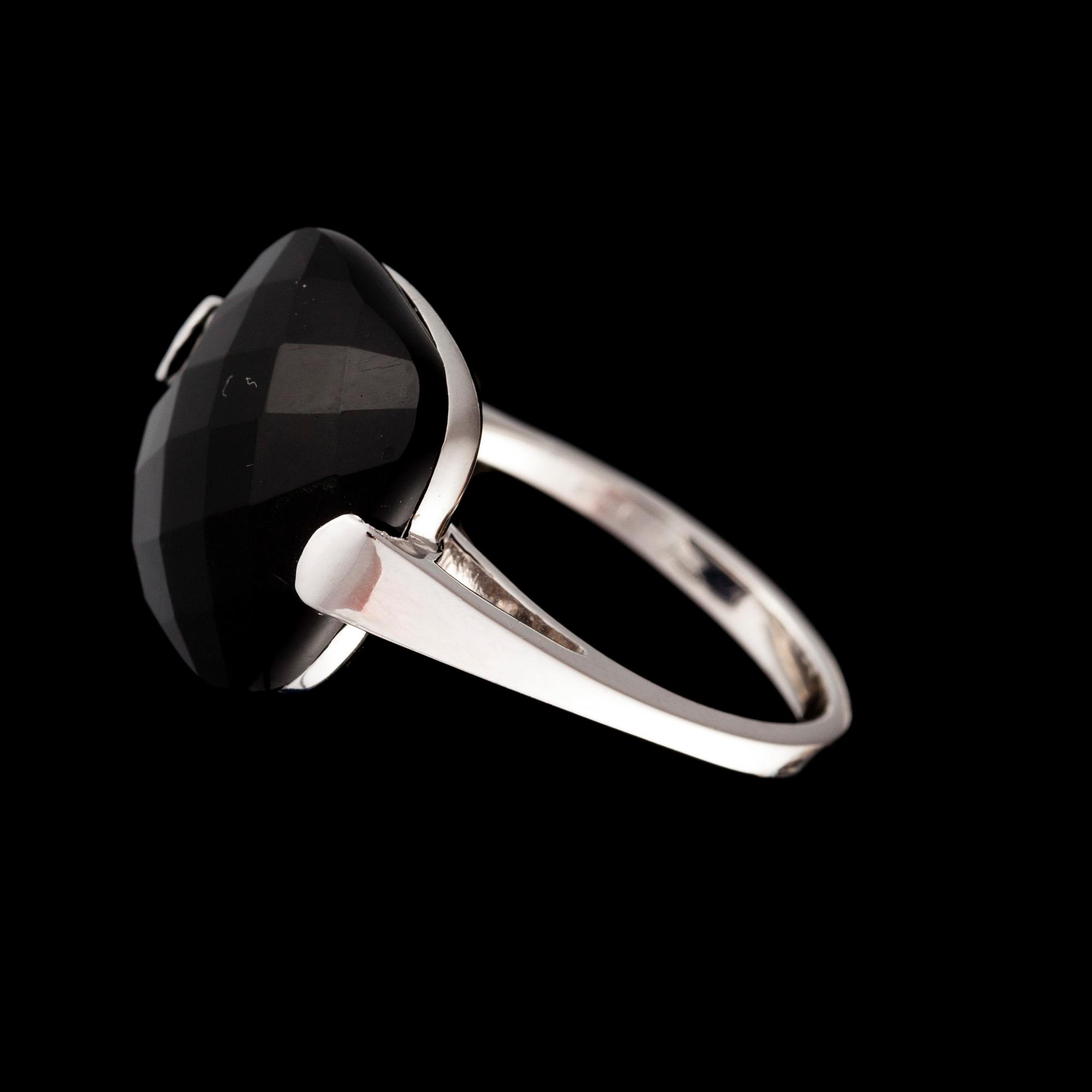 RING, 18K vitguld, fasettslipad onyx. Italienska stämplar. Vikt 5,8 g.