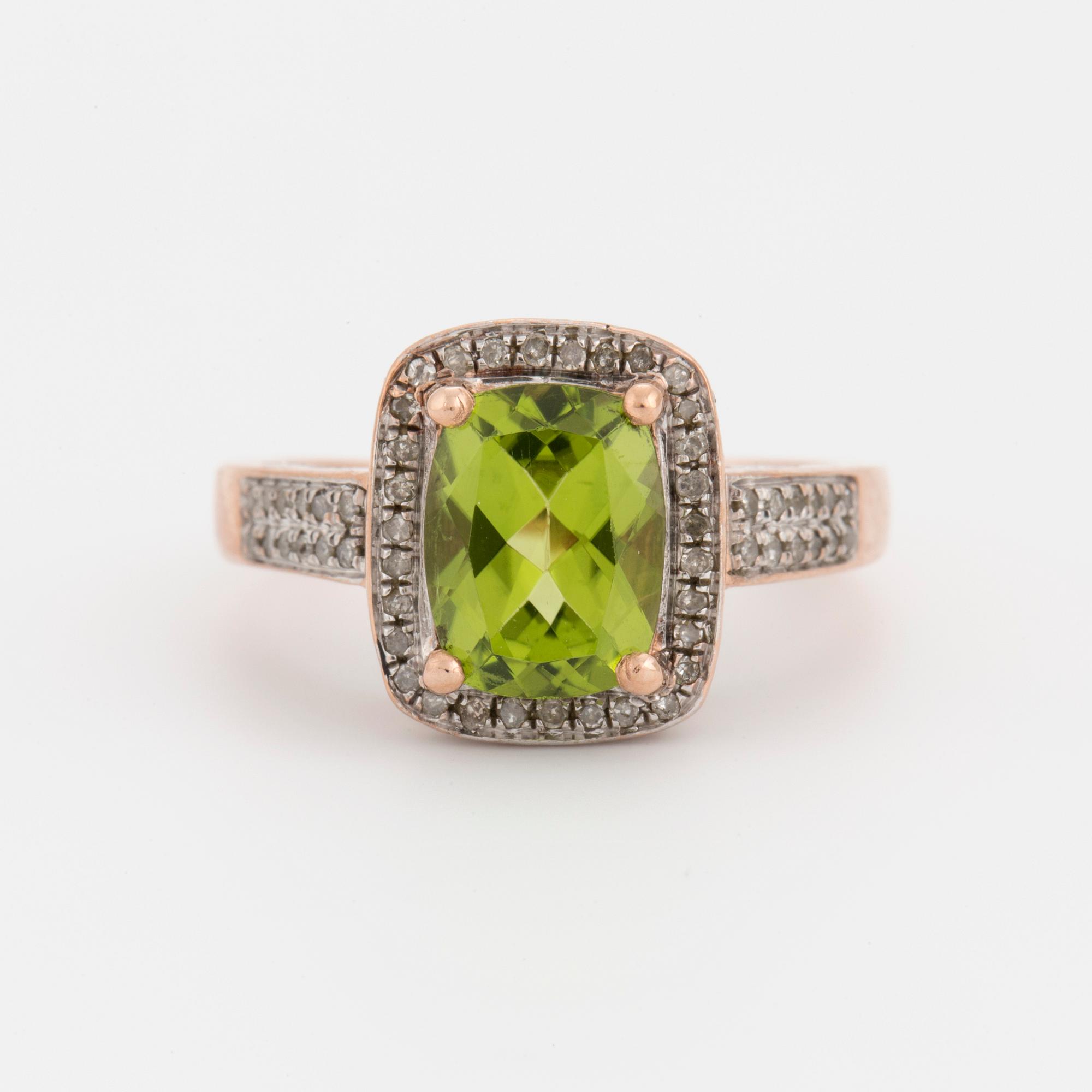 RING med checkerslipad periodot och briljantslipade diamanter.