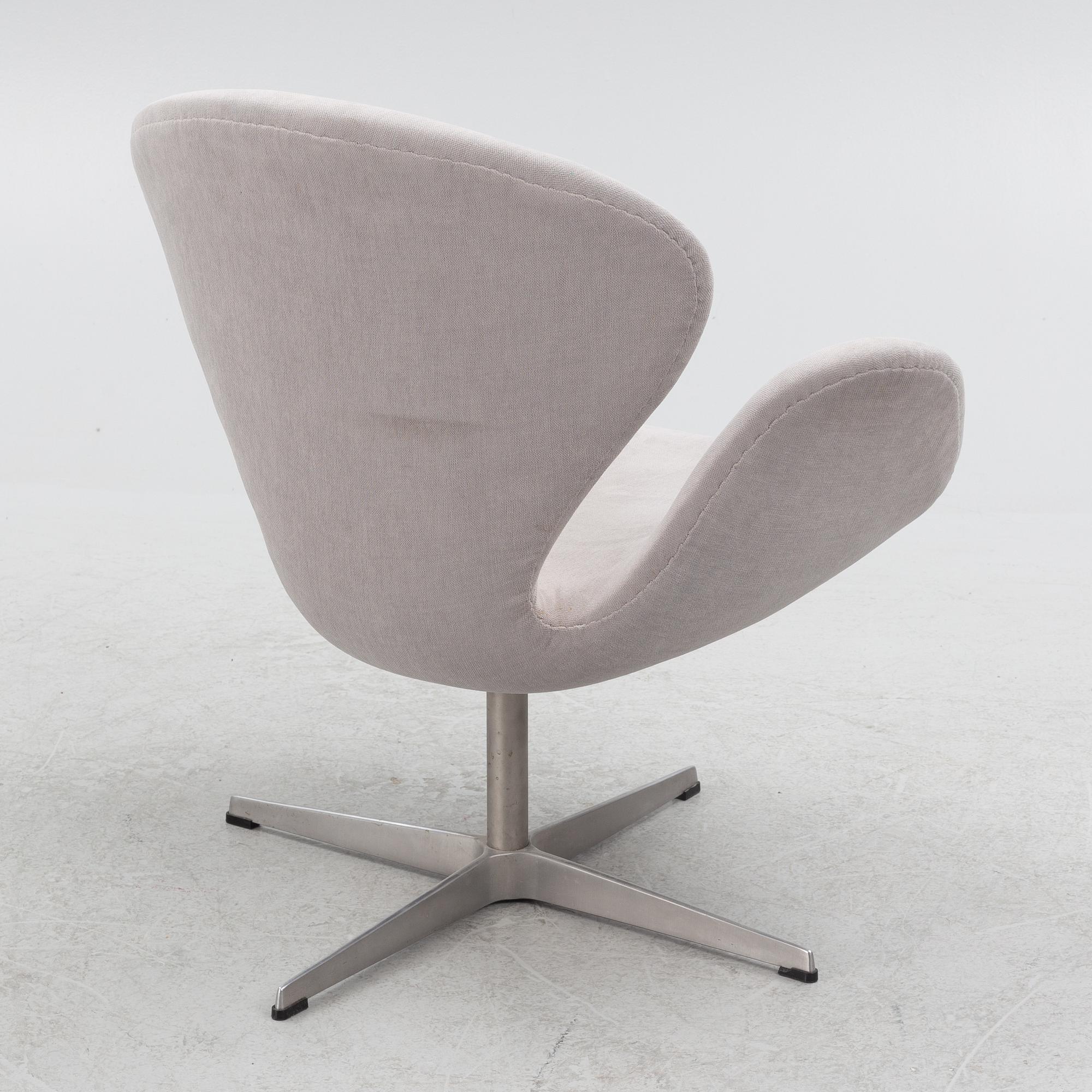 Arne Jacobsen, a "Swan" armchair, Fritz Hansen, Denmark, 2001.