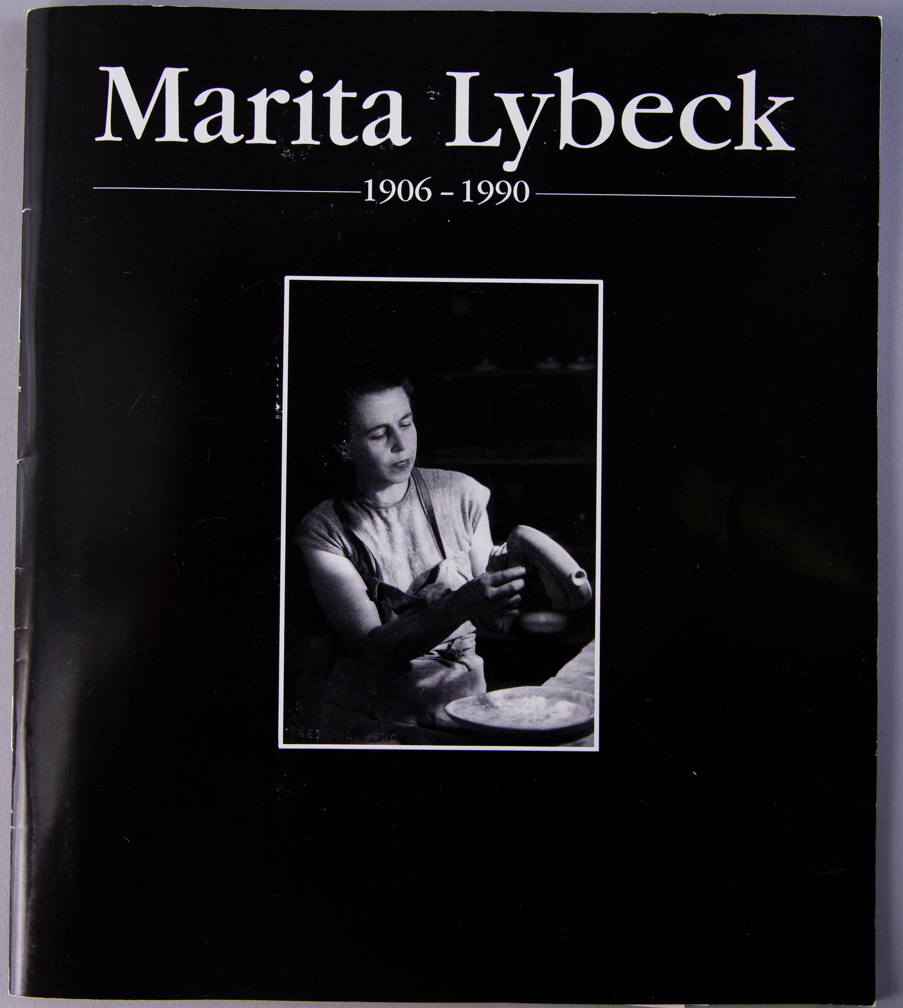 MARITA LYBECK, servisdelar, 28 st, keramik + bok "Marita Lybeck 1906-1990".