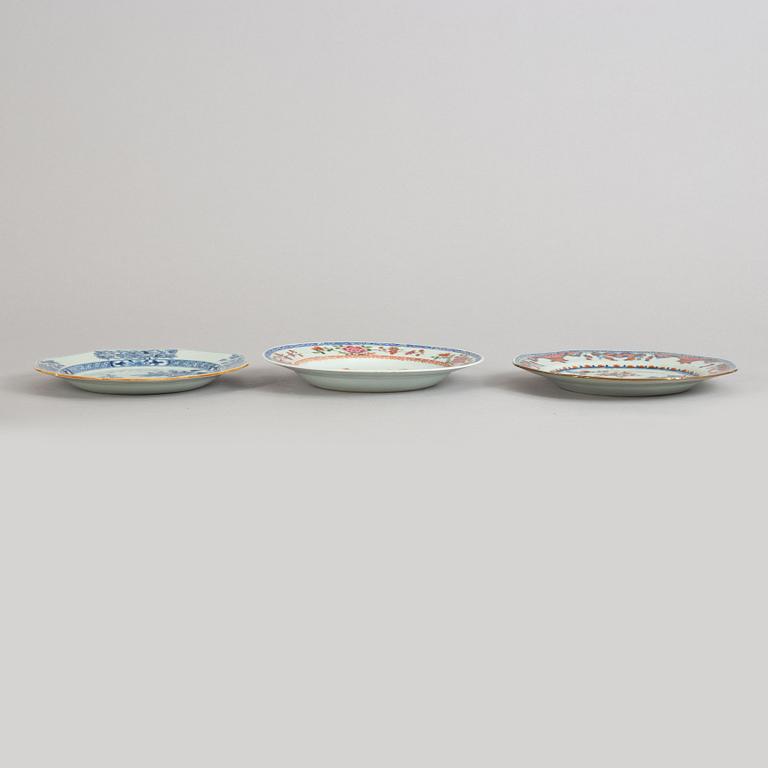 A set of seven (2+2+3) famille rose dishes, Qing dynasty, Qianlong (1736-95).