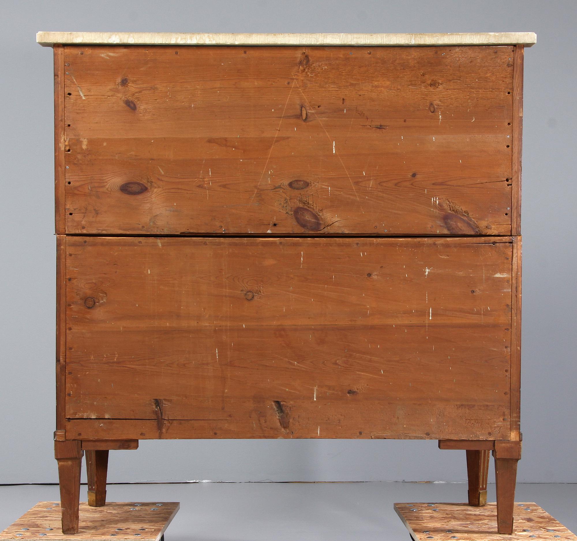 CHIFFONJÉ, sengustaviansk, 1800-talets början.