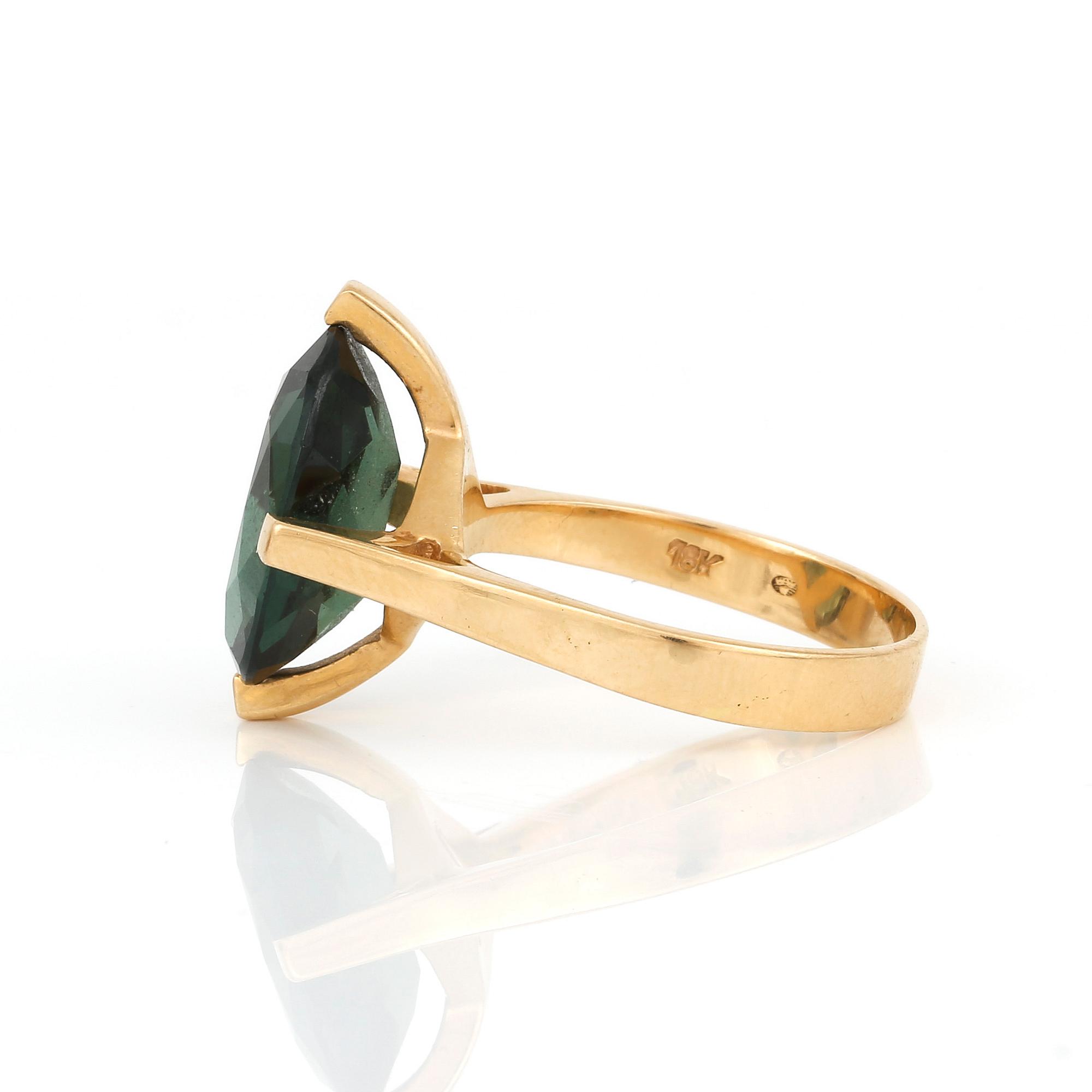 RING, 18K guld med ovalslipad syntetisk grön spinell, ca 6,27 ct. Total vikt ca 6,24 g.