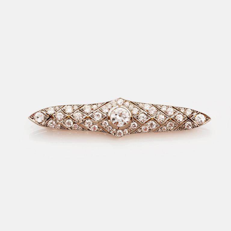 Brosch platina och 14K guld med en gammalslipad diamant ca 1.05 ct kvalitet ca H si.