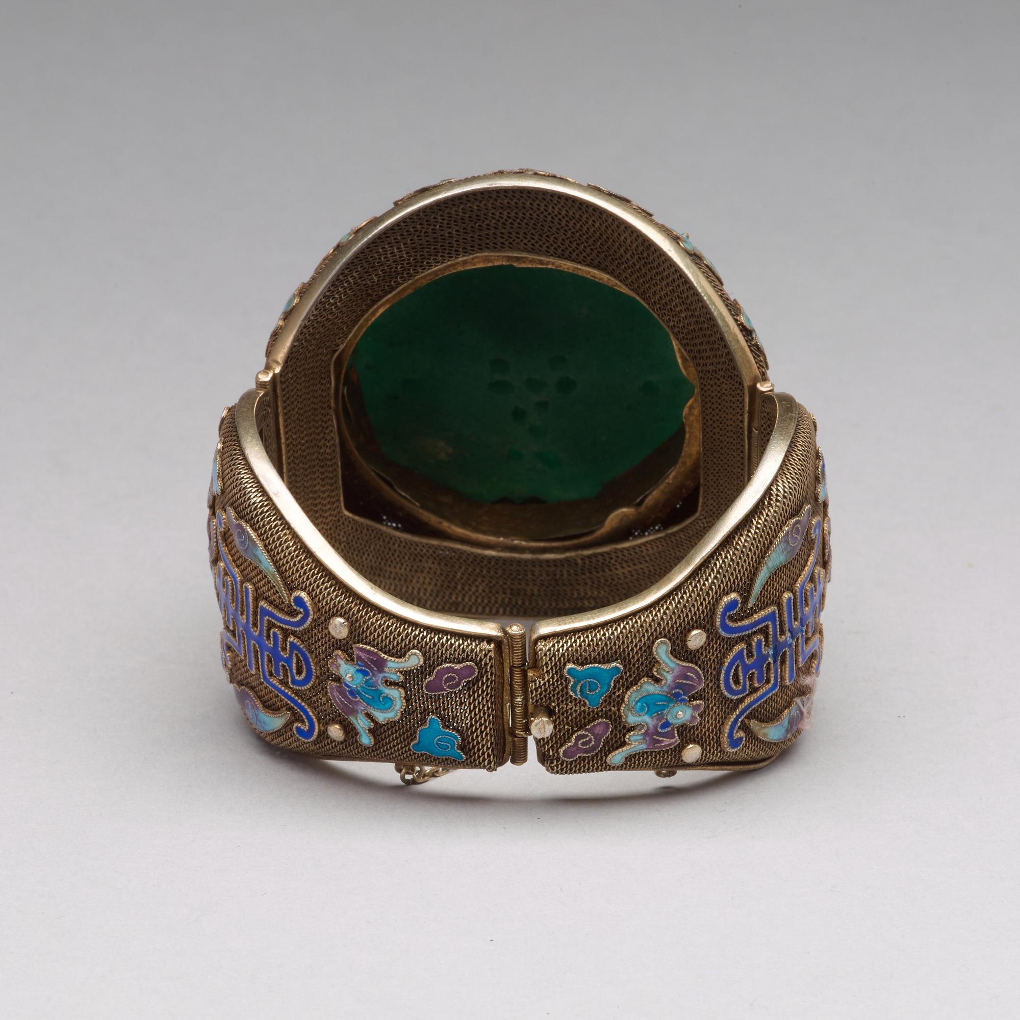 A filigree bracelet with inlays of cloisonné and a sculptured stone, Qing dynasty.