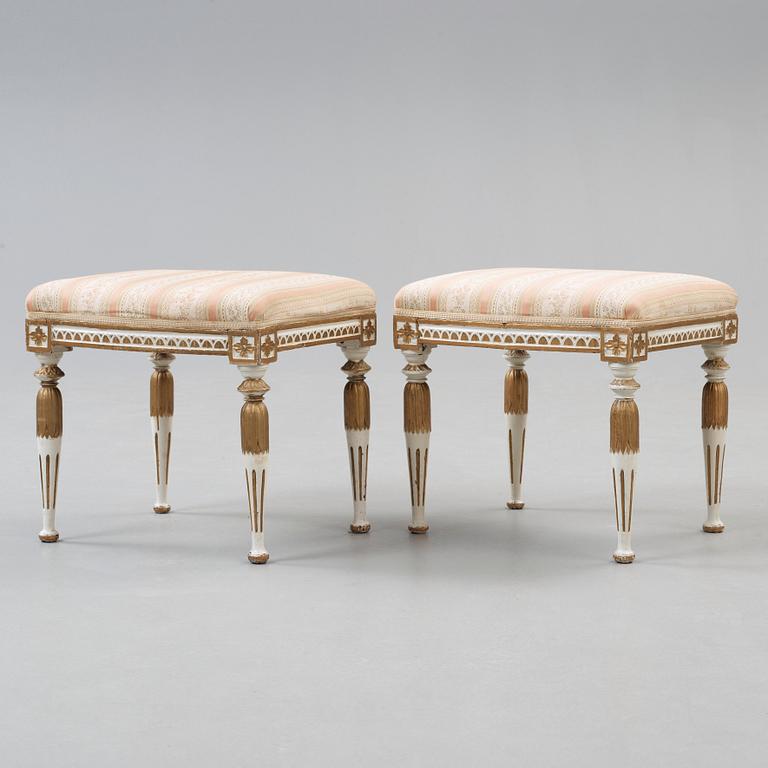 TABURETTER, ett par, av Ephraim Ståhl (mästare i Stockholm 1794-1820). Sengustavianska.