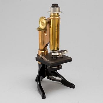 A microscope, marked Ernst Leitz, Wetzlar, No 85125.