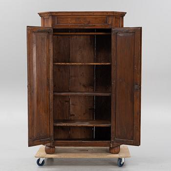 A pine cabinet, around the year 1800.