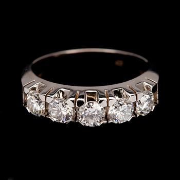 ALLIANSRING, vitguld 14K, 5 briljantslipade diamanter, tot. 1,24 ct. Vikt 4,7 g. Intyg 223.