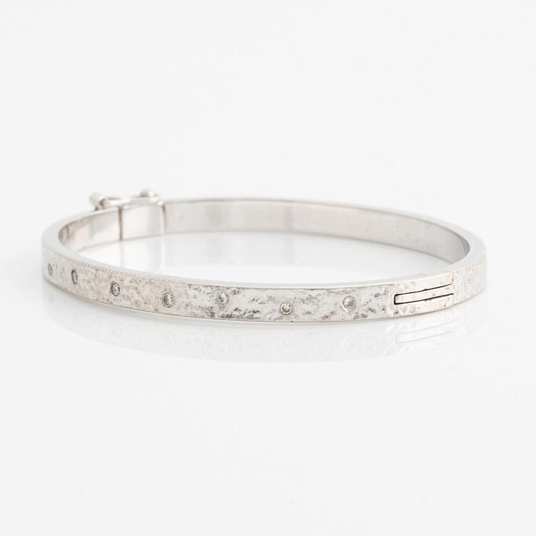 Armring 14K guld med runda briljantslipade diamanter.