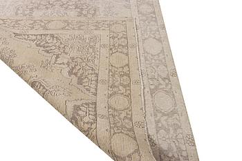 An Ushak capet, c. 279 x 188 cm.