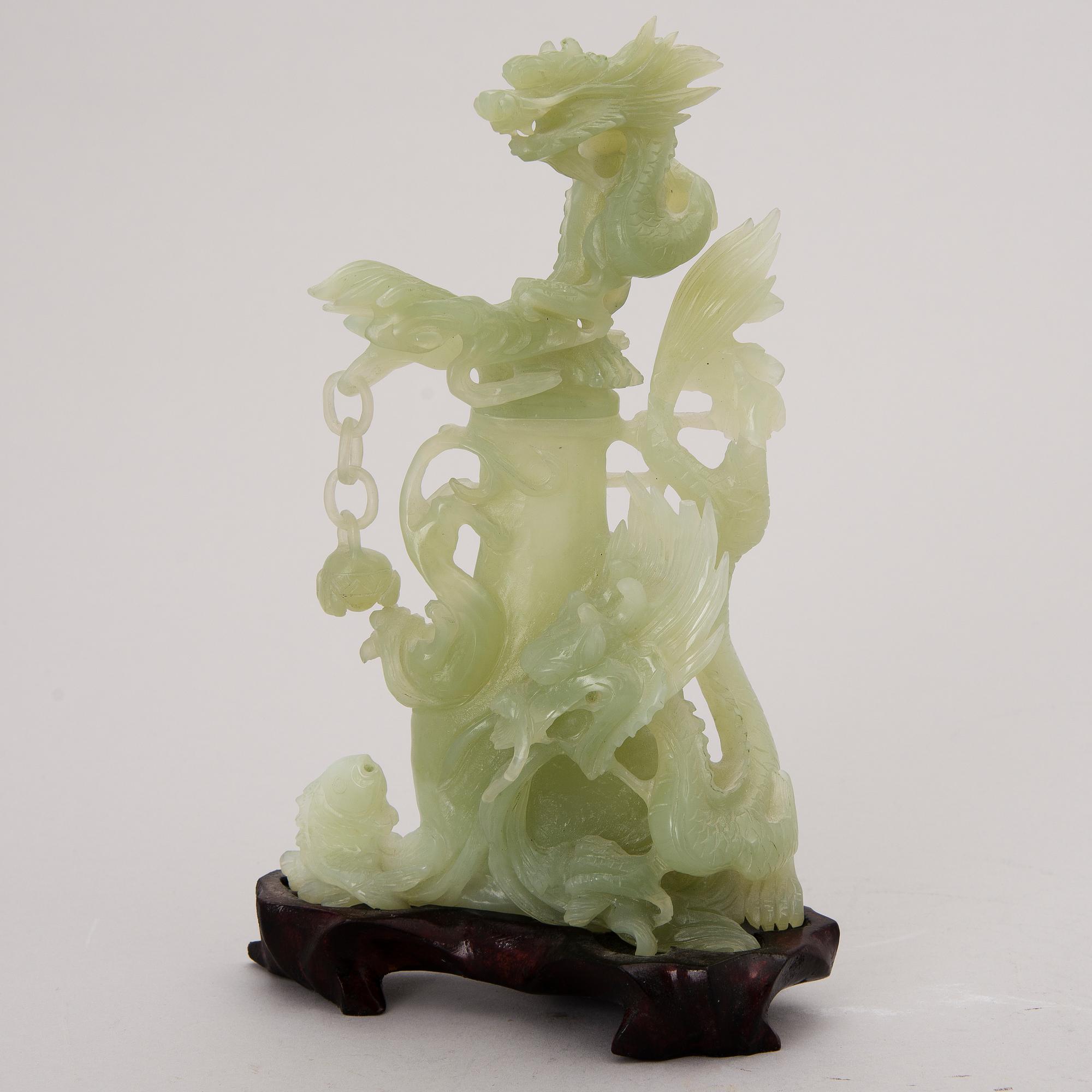 A Chinese bowenite sculpture.