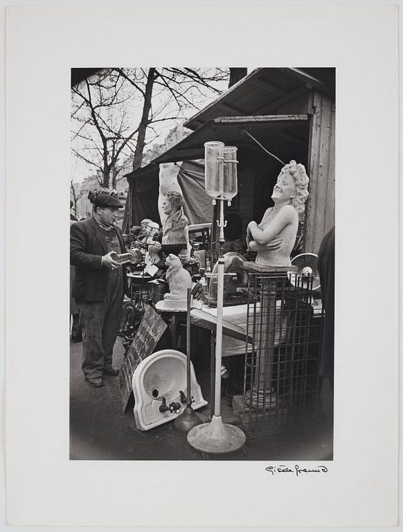 Gisèle Freund, "Marché à la Ferraille, Paris, 1958".