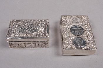 DOSOR, 2 st, silver, rokokostil, London 1883 samt Samuel Boyce Landeck, Sheffield import 1900 .