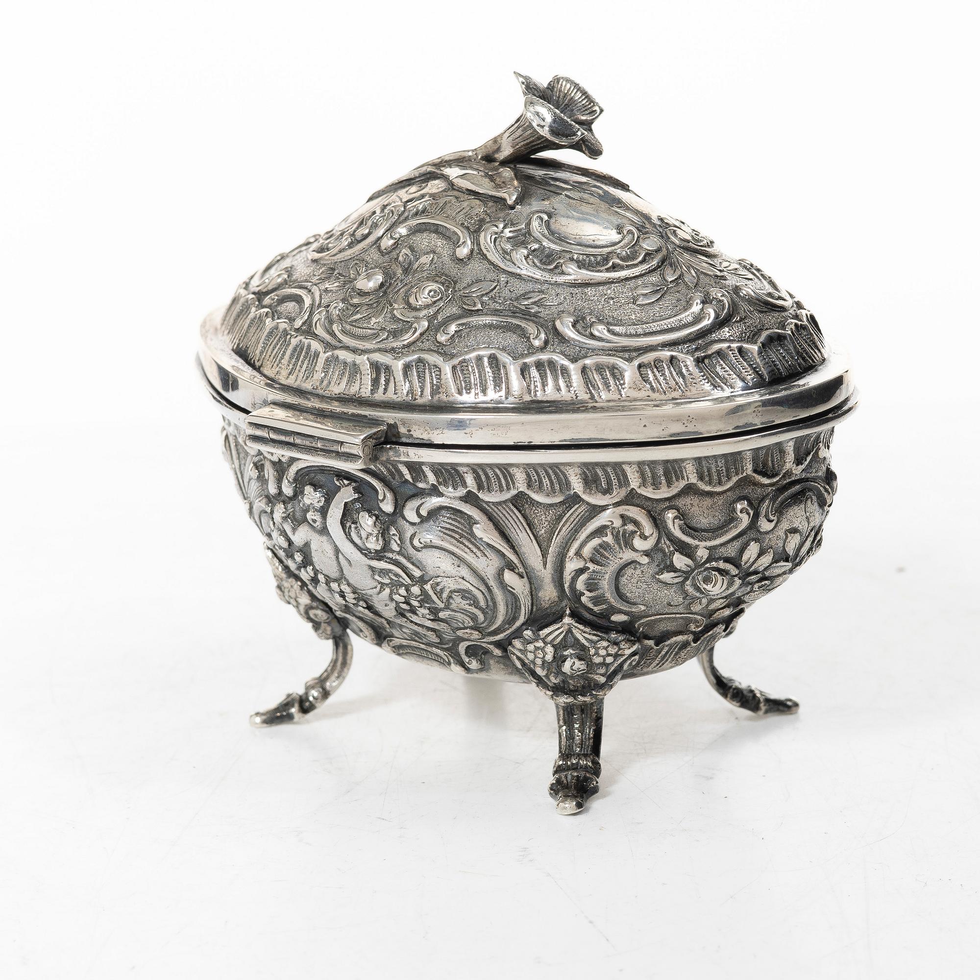 A Swedish silver sugar box, mark of AG Dufva, Stockholm 1913.