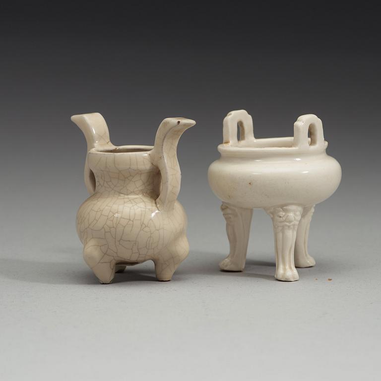 Two porcelain tripod censers, Qing dynasty, Kangxi (1662-1722).
