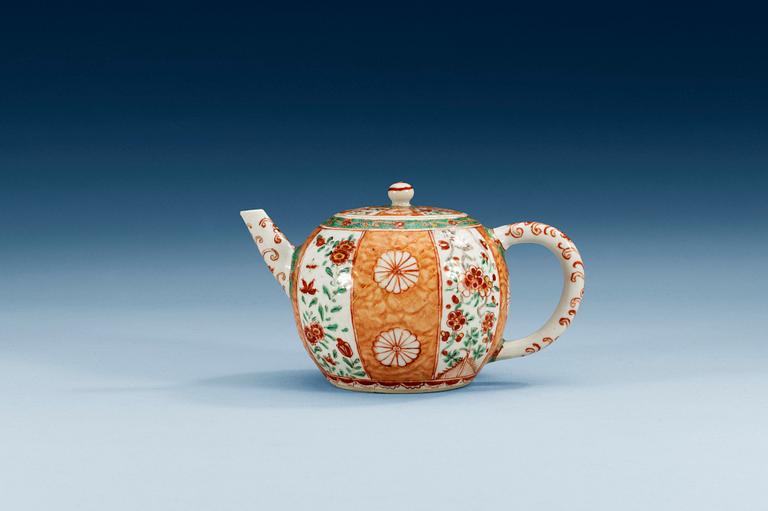A famille verte teapot with cover, Qing dynasty, Kangxi (1662-1722).