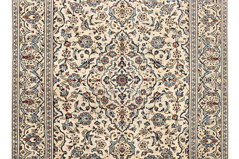 A Kashan carpet, c. 290 x 197 cm.