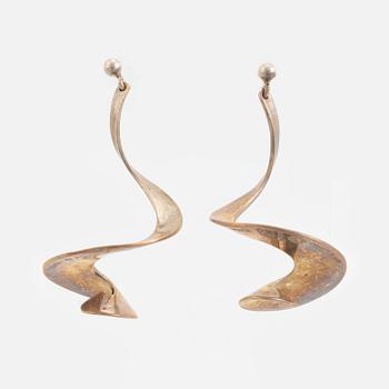 Vivianna Torun Bülow-Hübe, örhängen, "Möbius", sterlingsilver, Georg Jensen, Danmark.